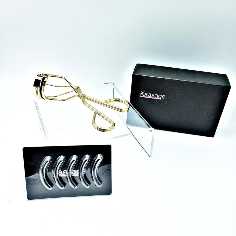 Buy 1 Get 1 Eyelash Curlers Plus 10 extra silicone pads!